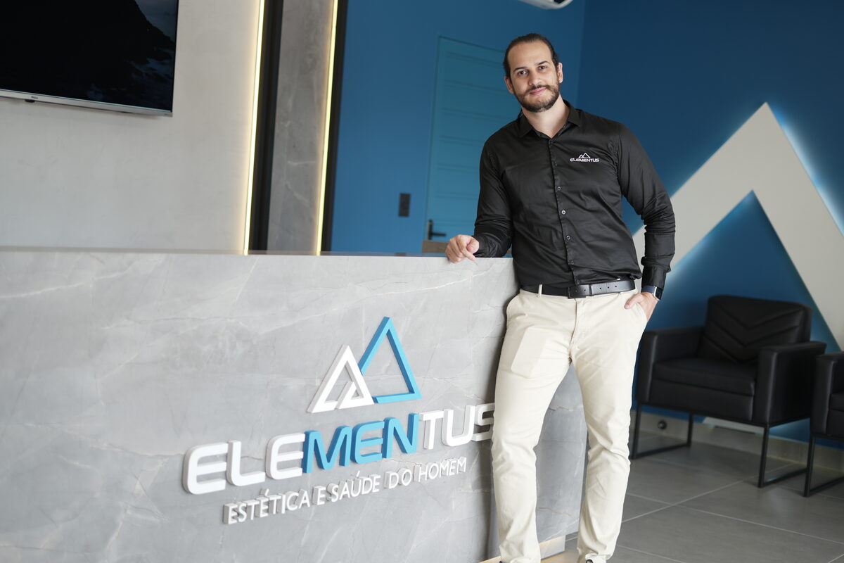 Fundador da Clínica Elementus na recepção — Estética Masculina em Goiânia