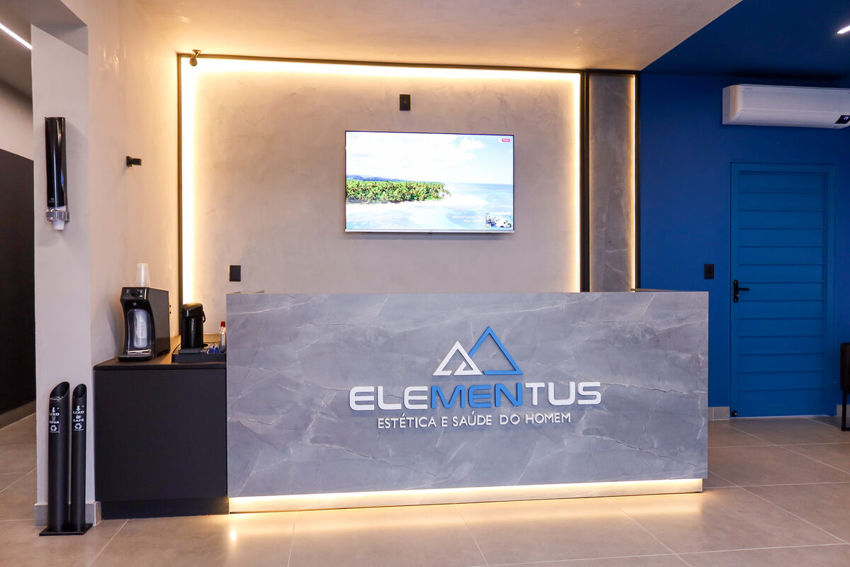 Balcão de atendimento da Clínica Elementus com logo iluminado