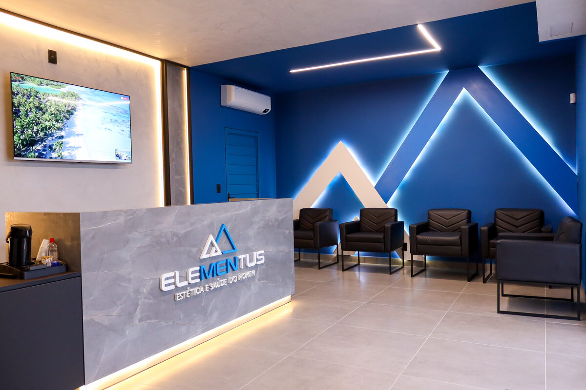 Recepção da Clínica Elementus com design moderno e iluminação LED