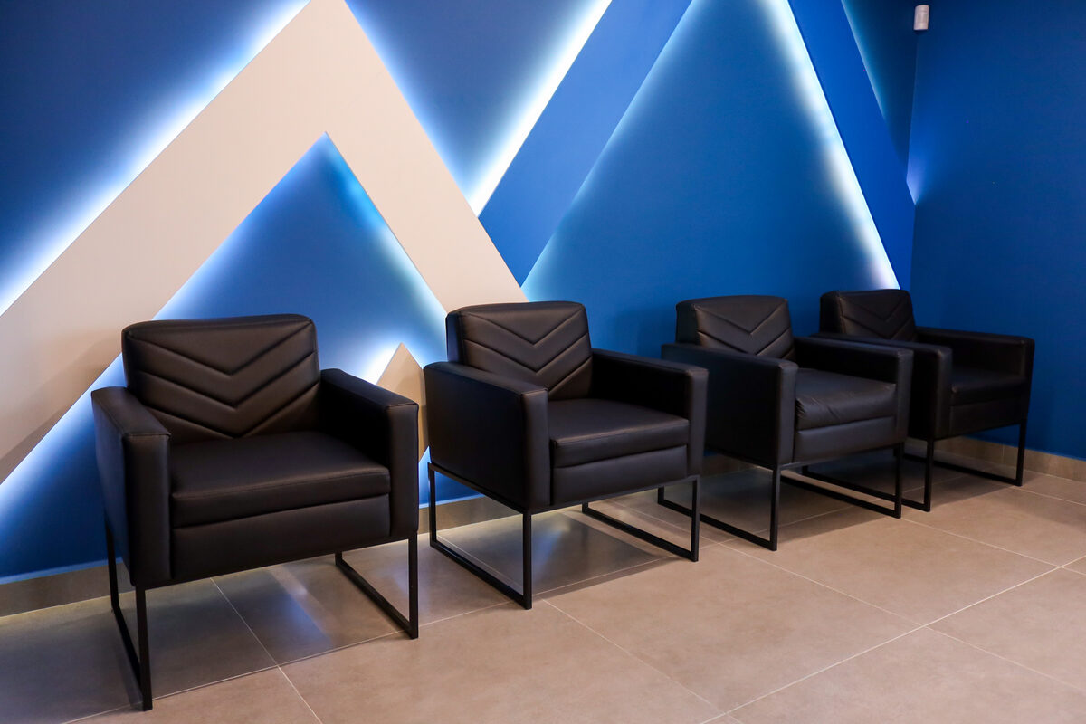 Sala de espera da Clínica Elementus com poltronas confortáveis