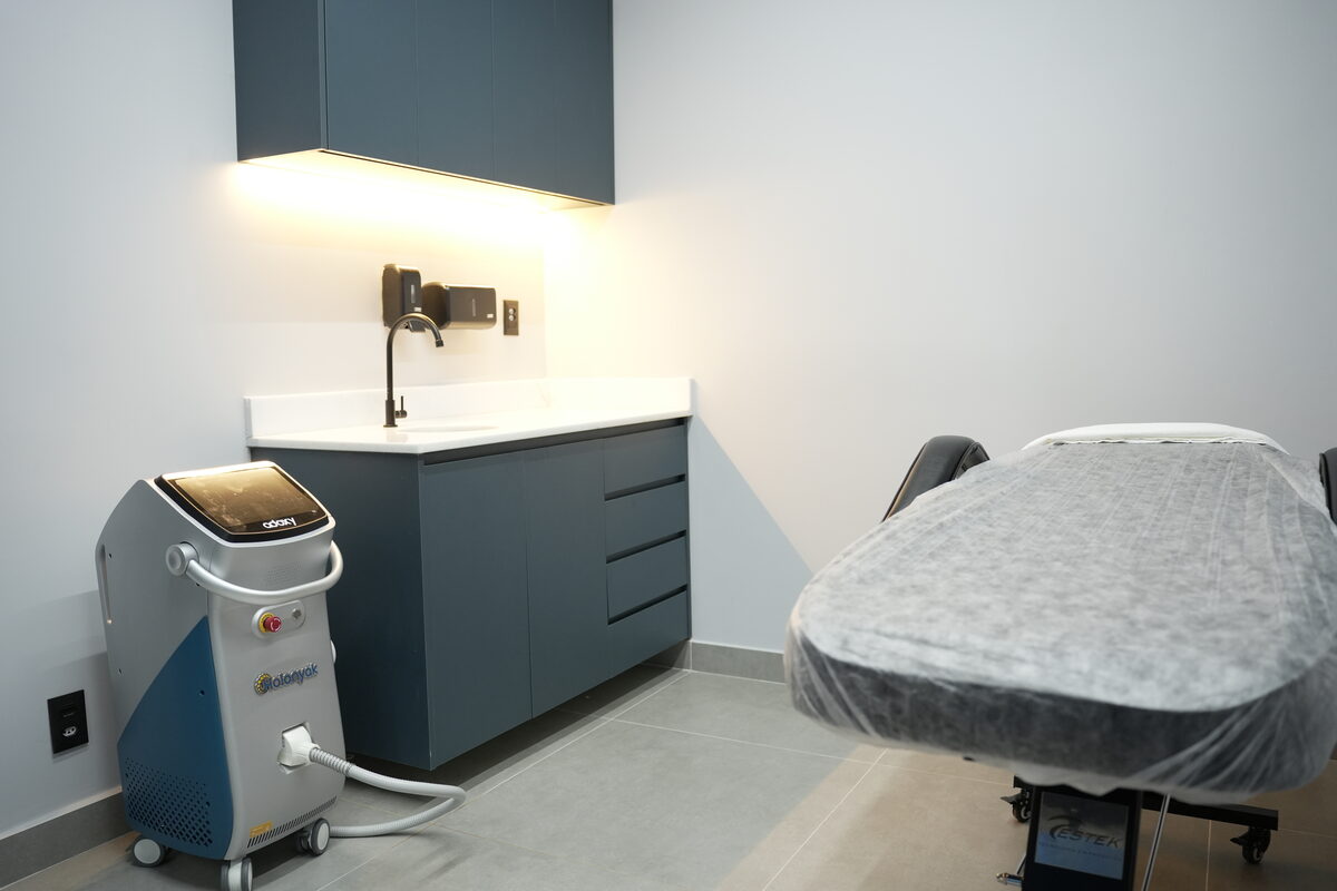 Sala de depilação a laser da Clínica Elementus com equipamento profissional