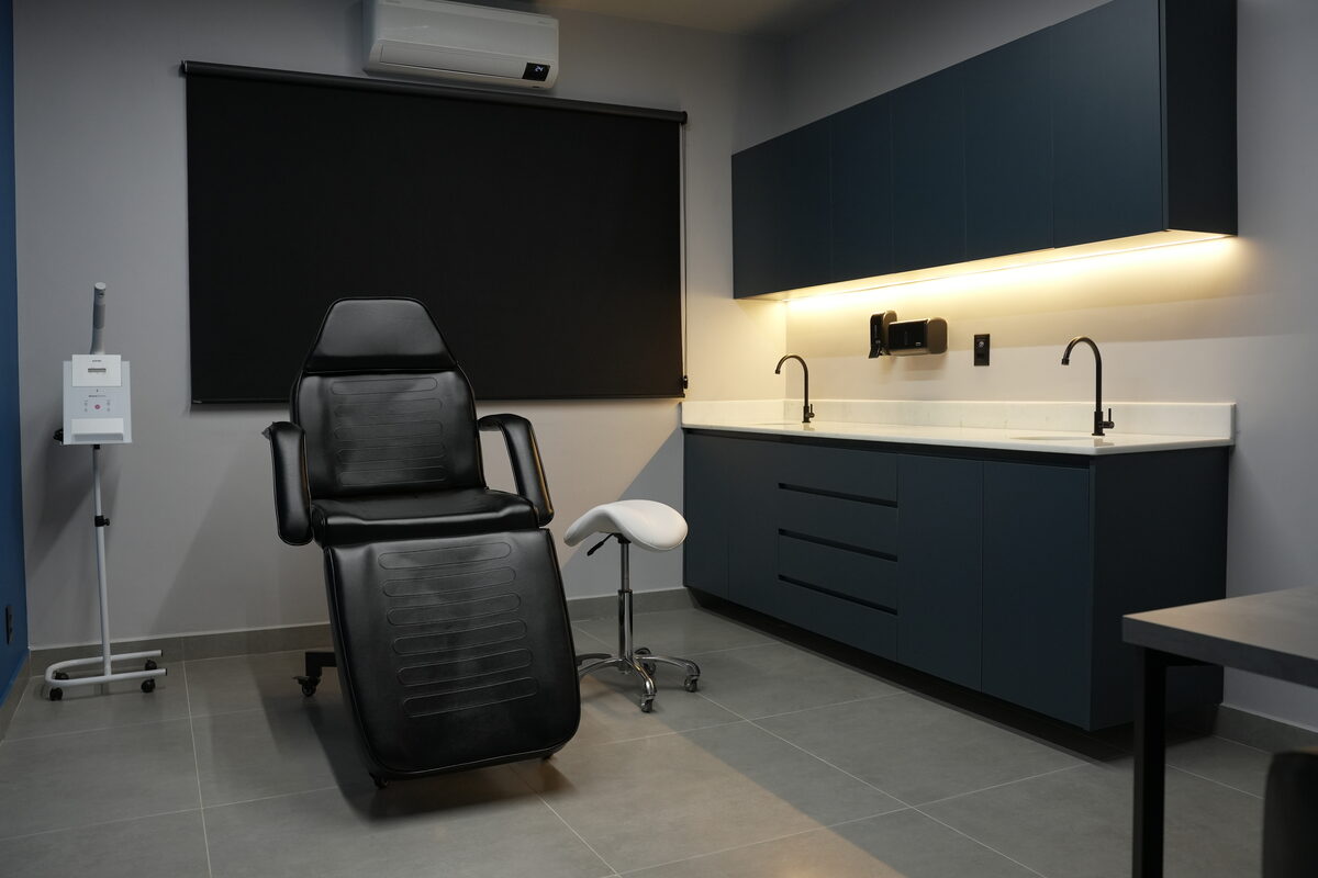 Sala de procedimentos estéticos da Clínica Elementus com iluminação profissional